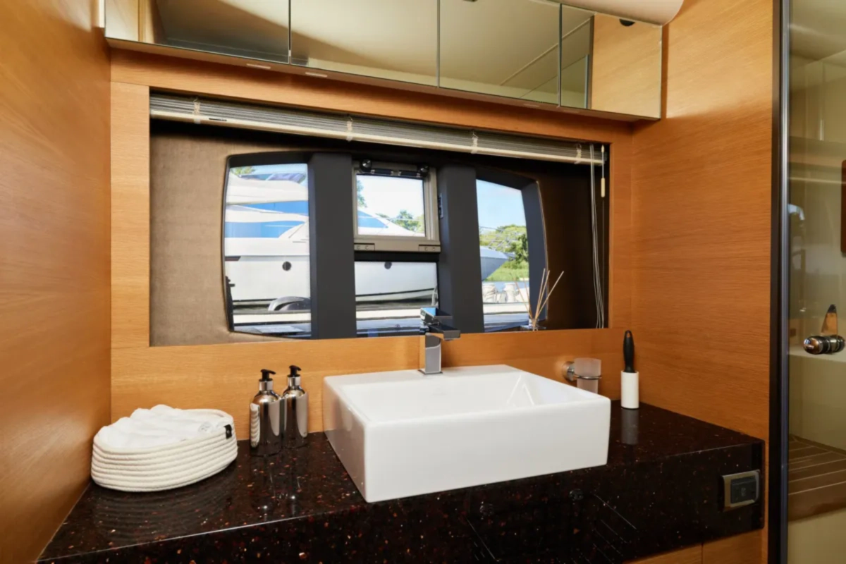 Яхта FAIRLINE 65 image- 7